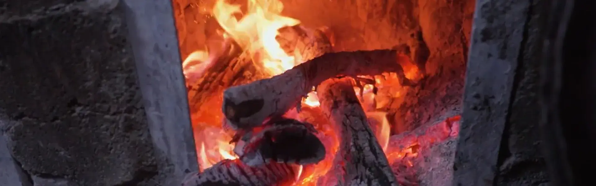 Wood fire in the AHMEDIA charcoal oven